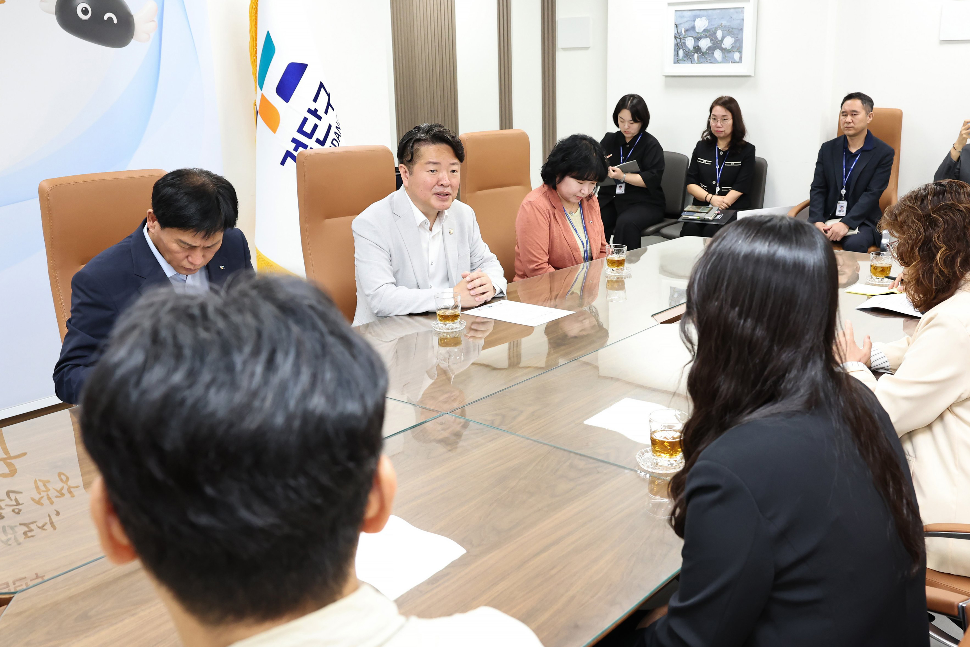 (주)정원엘피_후원물품_전달식_(2).jpg 이미지