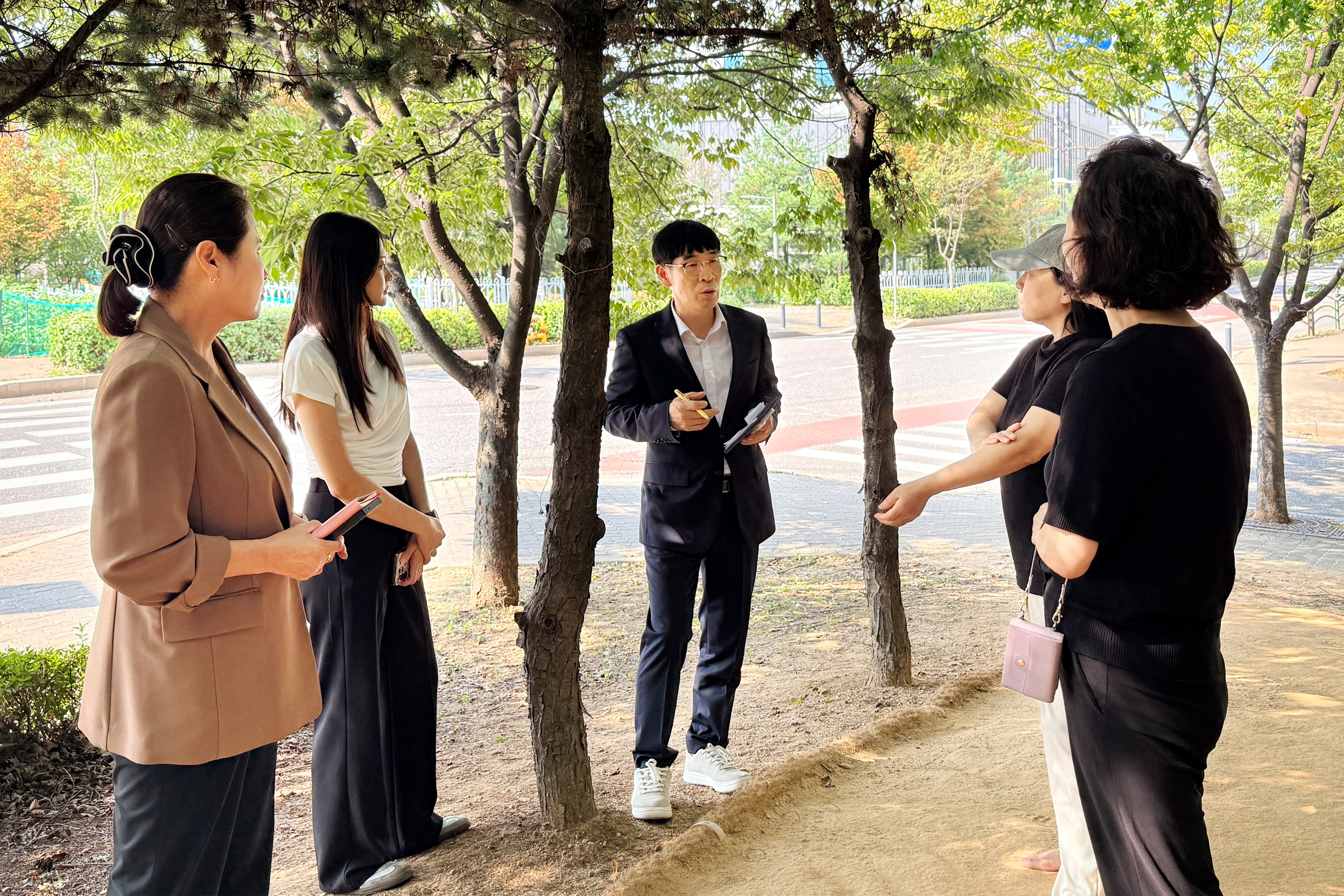 오류왕길동_맨발걷기산책로_및_횡단보도_등_민원현장_점검_(1).jpg 이미지