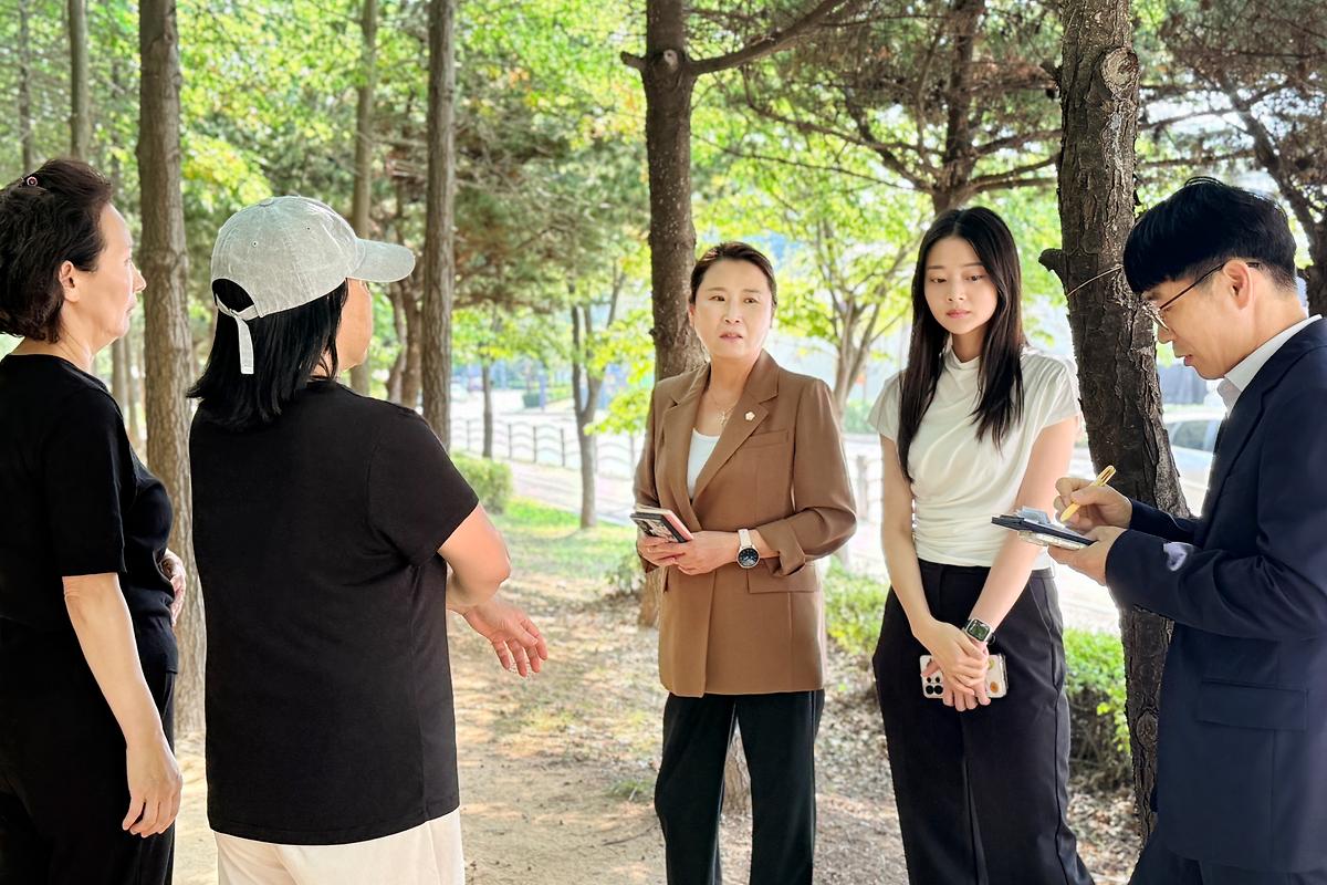 오류왕길동 맨발걷기산책로 및 횡단보도 등 민원현장 점검(2029.09.22.) 사진